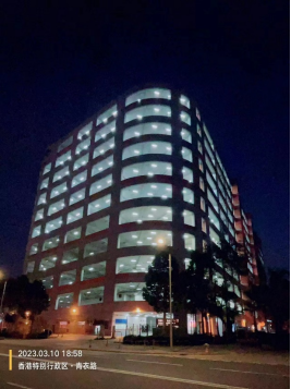 客戶香港倉庫的夜色大樓與包裝流水線順利完成調試后，我們的技術人員從深圳灣口岸返回。